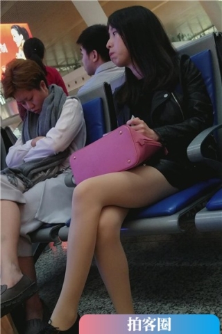 查看完整内容：4k-高铁站候车室拍摄显得有点无聊的肉丝美腿美女（视频版） - 共8张图片