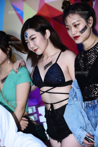 短短的热裤，小丰满