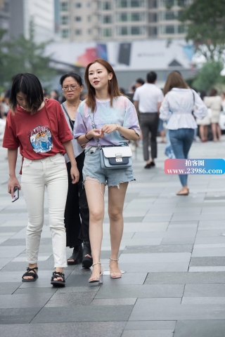 街拍甜美漂亮小姐姐