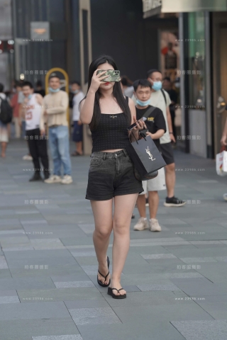 街拍美腿热裤美女辣妈