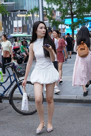 查看完整内容：白裙美腿（完整版） - 共16张图片