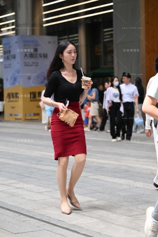 街拍红色包臀裙，丝腿小姐姐