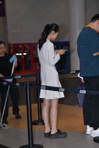 洞洞鞋白裙rou丝小妹