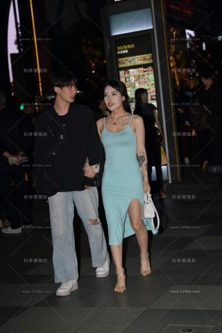 她的高跟凉鞋真心好看