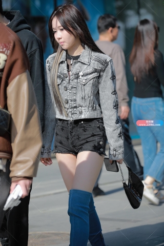 【玻璃街拍】牛仔热裤美眉（城市版）（完整版）