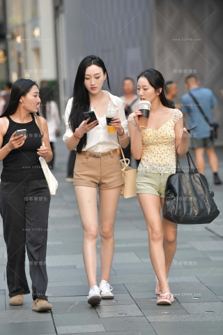 查看完整内容：这样的热裤女生、谁不爱呢？ - 共18张图片