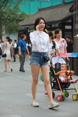 短发，热裤，白皙美腿小姐姐