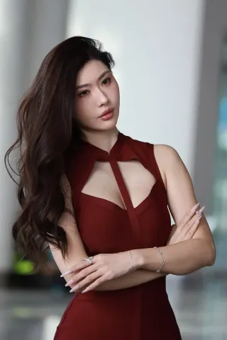 查看完整内容：酒红色镂空网红叶濛雨（完整版） - 共5张图片