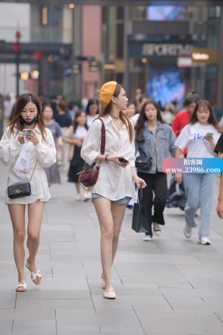 街拍白皙玉腿时尚小姐姐