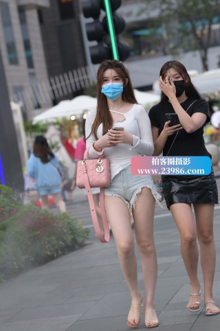 街拍性感热裤大长腿小仙女