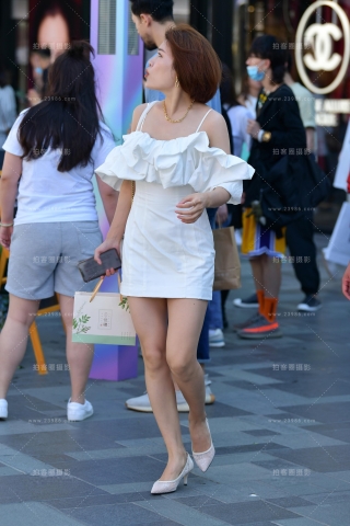 ★白色吊带连衣裙美女