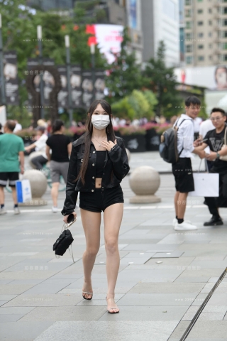 街拍热裤美腿美女