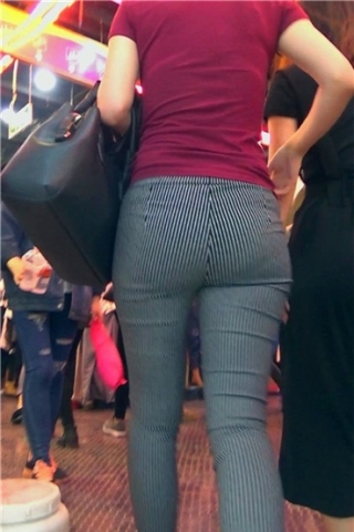 超紧绷丰臀红T恤美女姐姐跟闺蜜逛商场！[1.85 GB]（视频版）