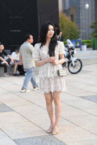 搭讪街拍镂空的白色连衣裙小姐姐