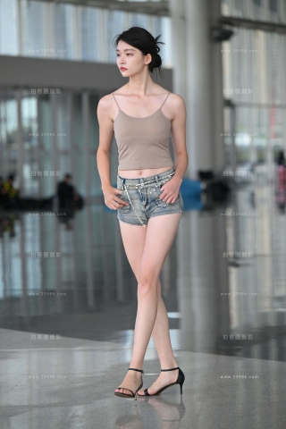 吊带背心，热裤长腿美眉