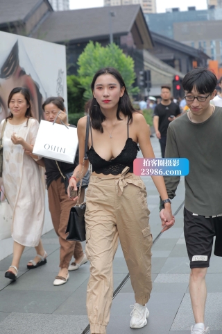 抓拍低胸吊带美眉