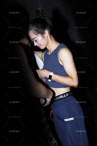 深色紧身运动服选手