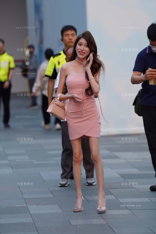 街拍粉色裙美腿美zu美女 【图片➕视频】