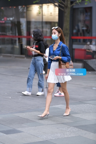 查看完整内容：街拍白短裙美腿MM - 共19张图片