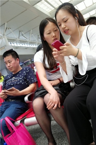 查看完整内容：4k-白T恤包臀裙高跟鞋街拍黑丝（视频版） - 共6张图片