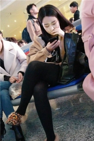 查看完整内容：4k-冰清玉洁相貌清纯的黑色裤袜小姐姐专注玩手机（视频版） - 共9张图片