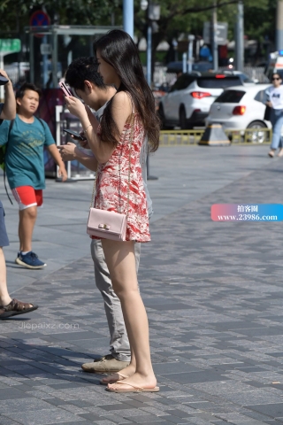 街拍相当有气质的人字拖小姐姐