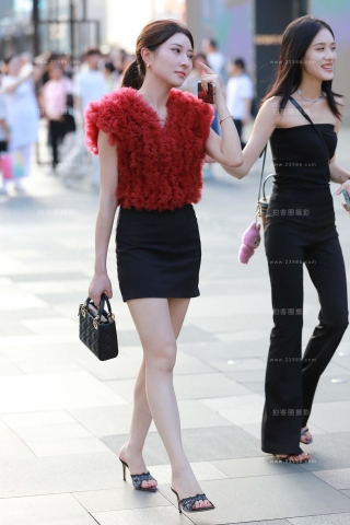 查看完整内容：街拍超短裙美腿女神 - 共19张图片