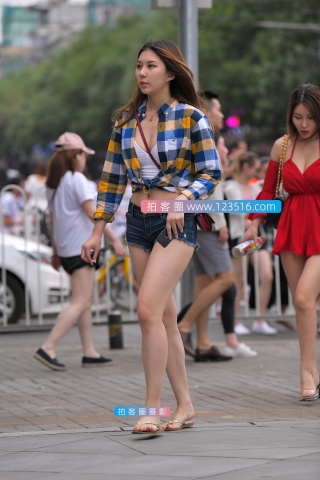 【街拍之魂赛帖】B106、丰腴热裤