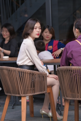 查看完整内容：肉丝佳人绝美风情（完整版） - 共12张图片