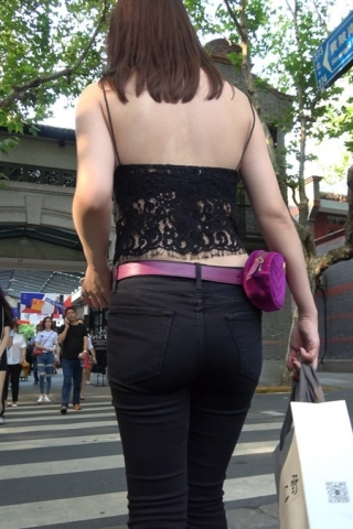 4k-蕾丝镂空吊带装紧身裤街拍美女 [1.32 GB]（视频版）