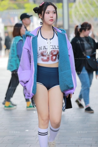 【玻璃街拍】瑜伽热裤小美女