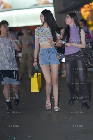 查看完整内容：大长腿美眉 - 共13张图片