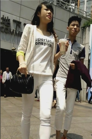 查看完整内容：街拍红色高跟鞋苗条长腿紧身白裤美女 [750 MB]（视频版） - 共8张图片