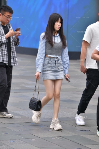 街拍毛衣外穿的牛仔裙R丝小姐姐