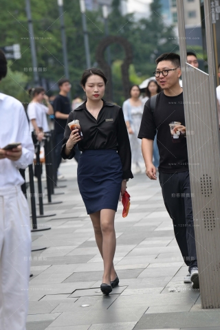 查看完整内容：街拍超薄咖丝工装美女 - 共19张图片