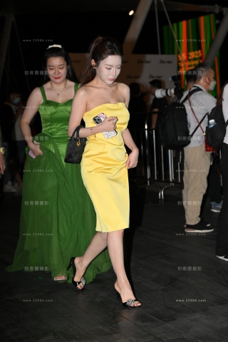 时尚的黄色抹胸裙美女