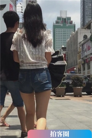 查看完整内容：街拍紧身牛仔热裤美腿美眉 [365 MB] - 共8张图片