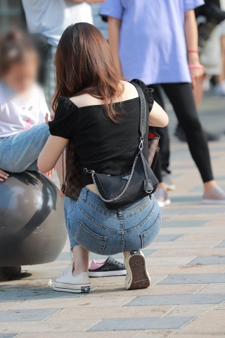 【玻璃街拍】贴心的牛仔裤辣妈（视频版）