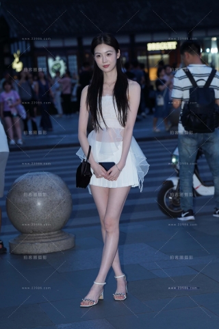 偶遇漂亮的白皙白短裙小仙女 part 2（完整版）