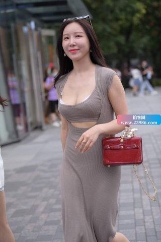 街拍性感低胸装美女（完整版）