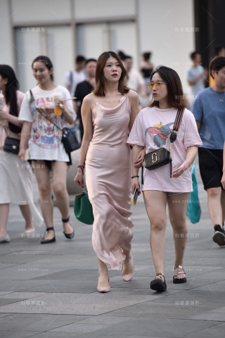 街拍性感露背长裙美女