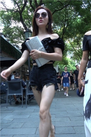 4K - 街拍超短热裤性感美女女神姐姐 [826 MB]（视频版）