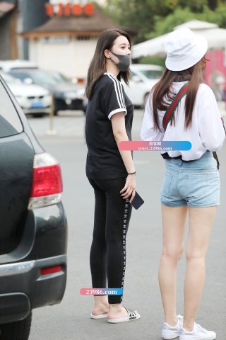 [辉辉街拍]黑裤子长腿小姐姐有个很圆的臀部
