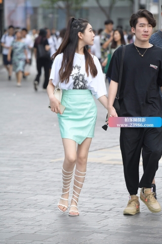 街拍短裙罗马鞋美眉