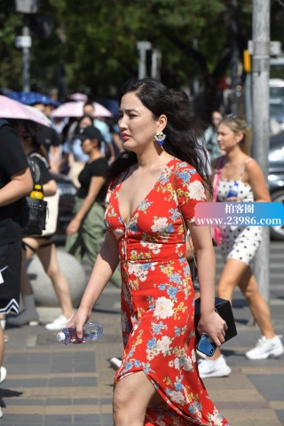 花裙子低胸街拍美女