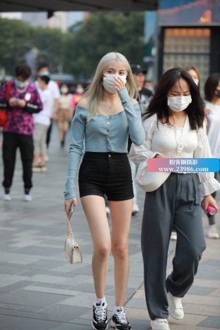 口罩也遮挡不住的美貌