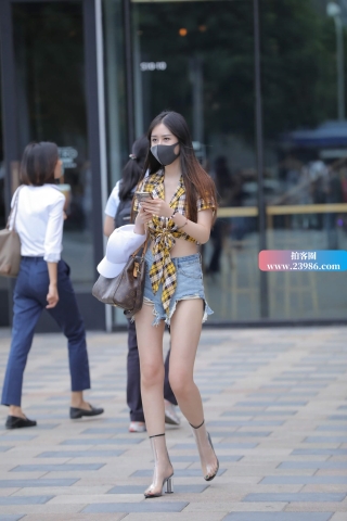 街拍大长腿黑色口罩女神姐姐