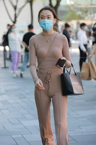 【玻璃街拍】肉色紧身裤小姐姐