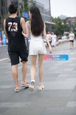 街拍喜欢穿R丝的骨感小女友~