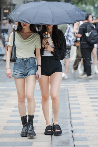 上楼梯的热裤小妹